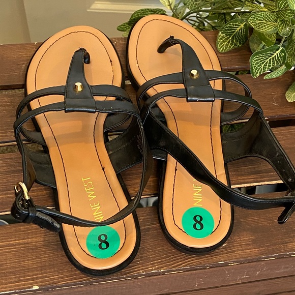 New! Cute Nine West Strappy Thong Style Sandals - Picture 4 of 10